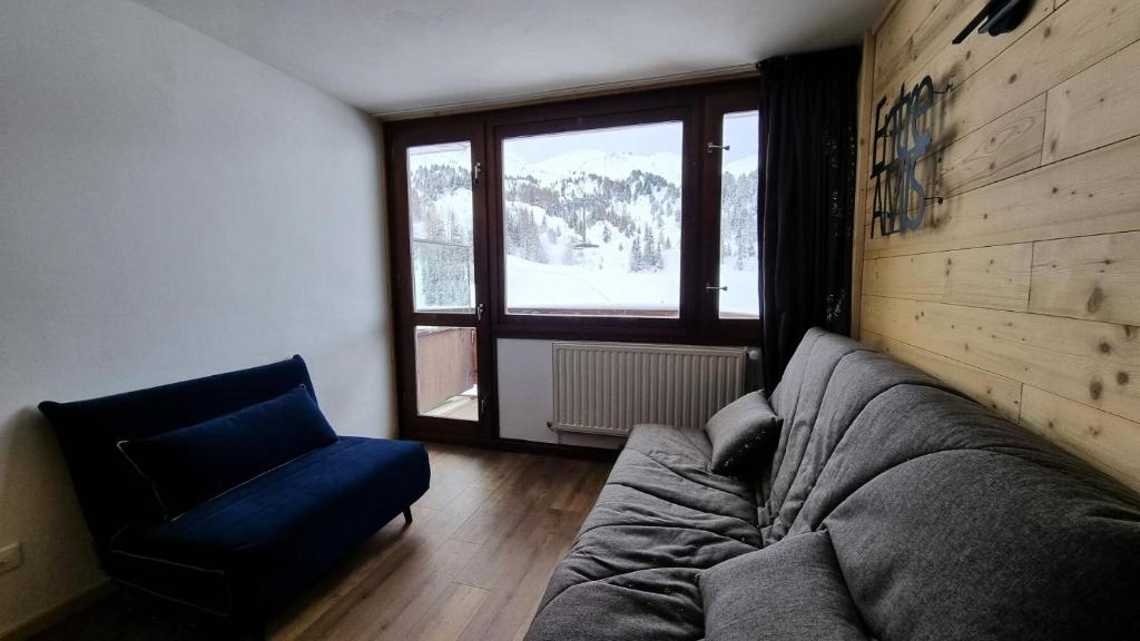 - un salon avec un canapé, une chaise et une fenêtre dans l'établissement Résidence Le France - Résidence LE FRANCE N°939 MAE-5421, à La Plagne Tarentaise