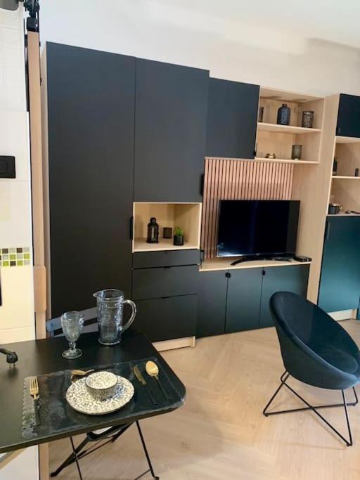 un salon avec une table et une chaise dans l'établissement 