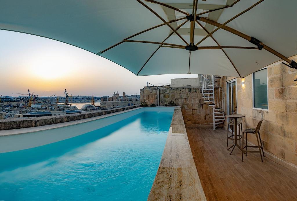 Hồ bơi trong/gần Authentic Maltese Boutique Holiday Home with Rooftop Pool - Moon Townhouse - Iconic Views of Valletta and Grand Harbour