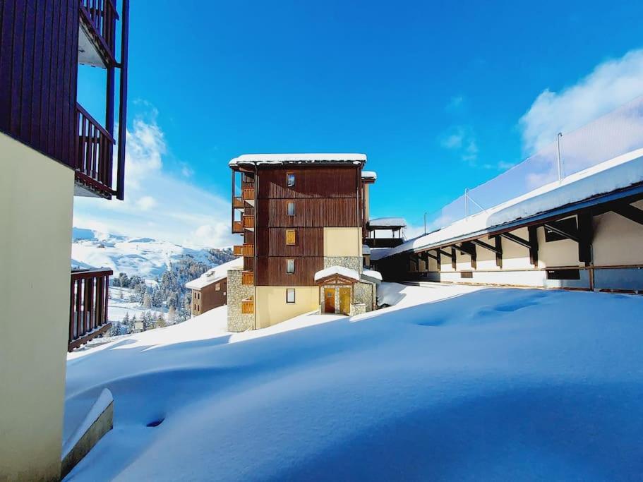 a snow covered roof of a building in the snow at 4-6 pers ski pieds Belle Plagne Les Gémeaux in La Plagne Tarentaise