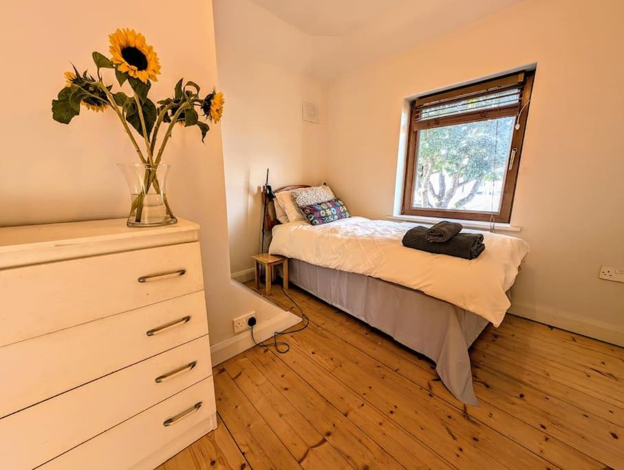 Postel nebo postele na pokoji v ubytování Fiona's Perfect Dublin Retreat