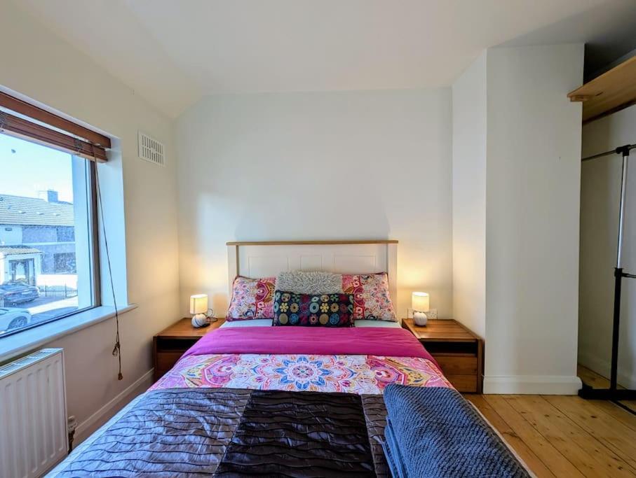Postel nebo postele na pokoji v ubytování Fiona's Perfect Dublin Retreat