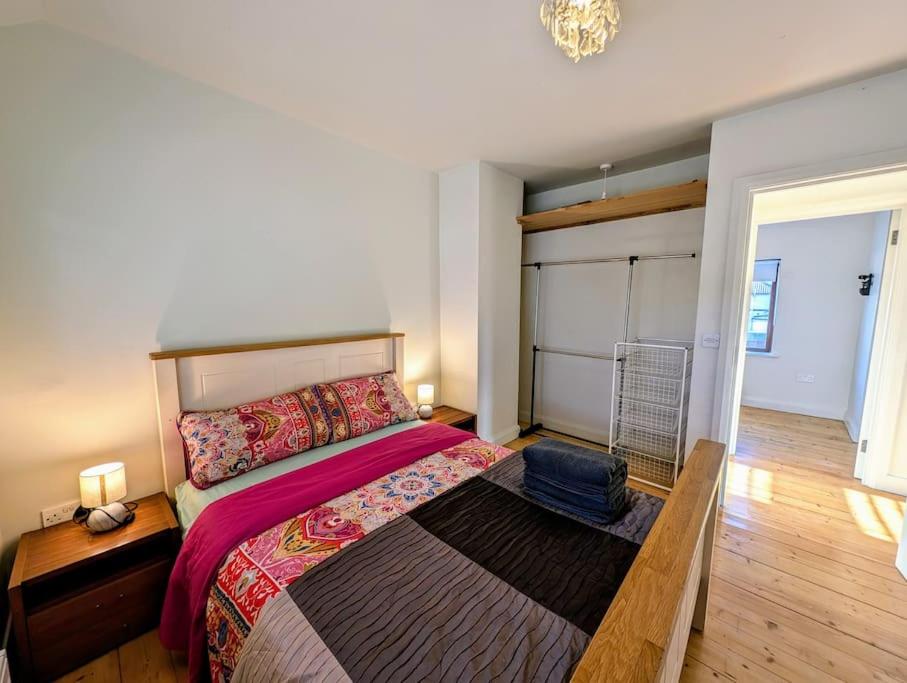 Postel nebo postele na pokoji v ubytování Fiona's Perfect Dublin Retreat
