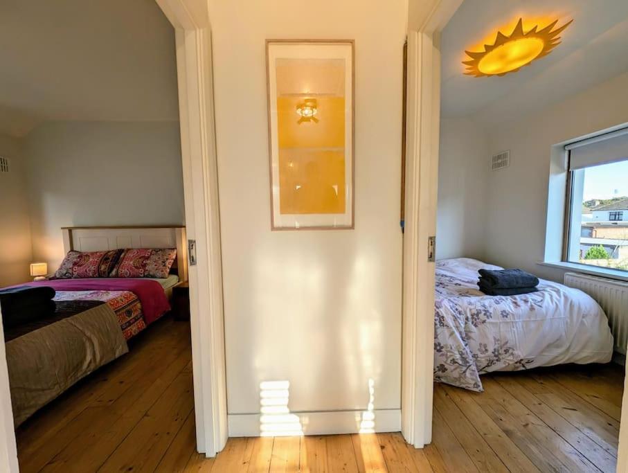 Postel nebo postele na pokoji v ubytování Fiona's Perfect Dublin Retreat