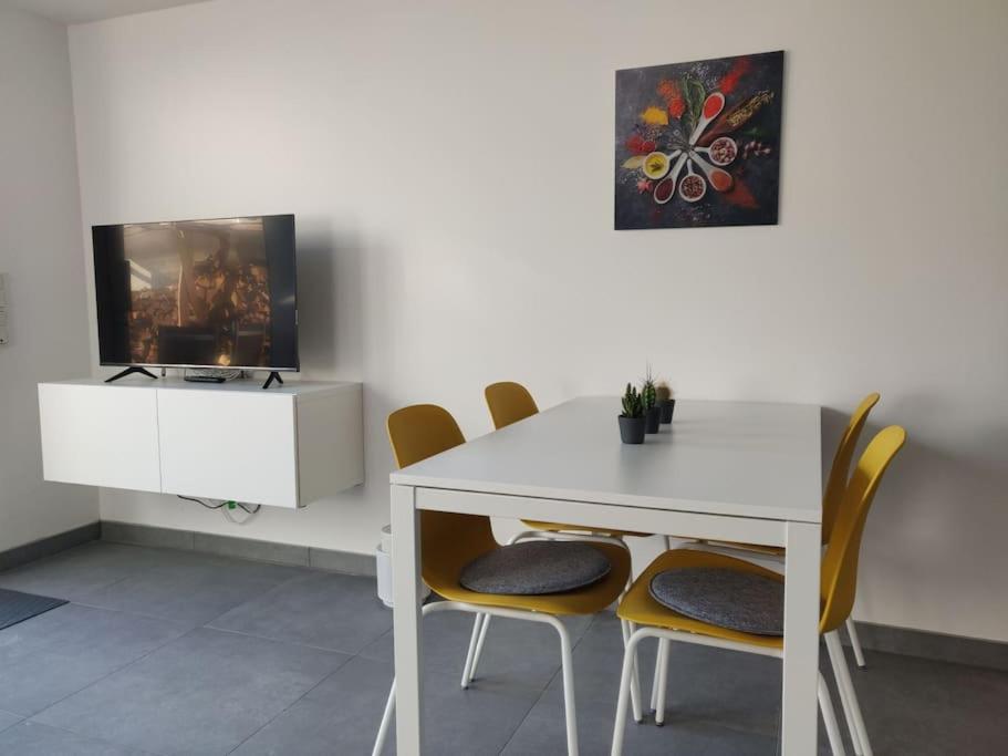 a dining room with a white table and chairs at Ruhige 2-Zimmer Wohnung in zentraler Taunus Lage in Bad Homburg vor der Höhe