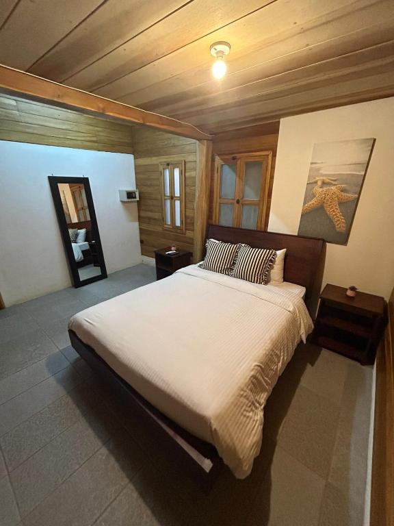 Postel nebo postele na pokoji v ubytování Casa Aura: Beachfront Premium Hostel