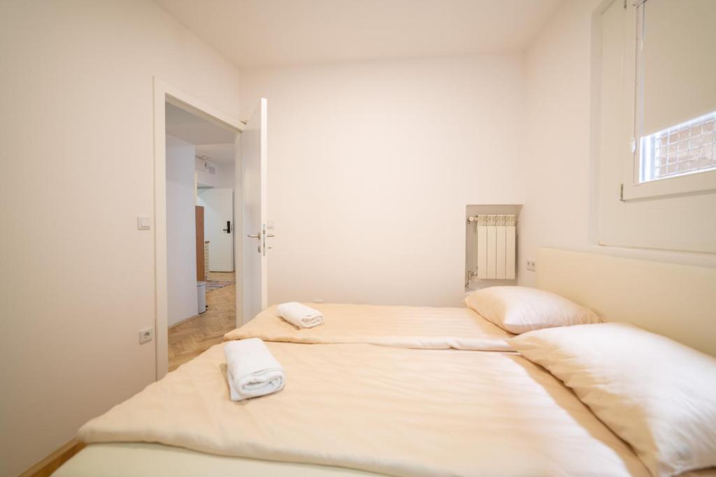 Postel nebo postele na pokoji v ubytování Four Seasons Apartments