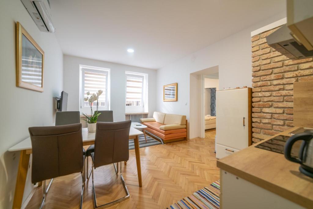 Posezení v ubytování Four Seasons Apartments