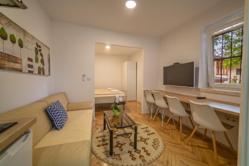 TV a/nebo společenská místnost v ubytování Four Seasons Apartments