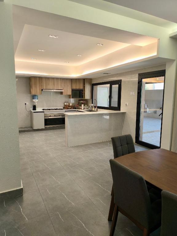 Kuchyň nebo kuchyňský kout v ubytování Bostan Al-Mostadhill Chalet