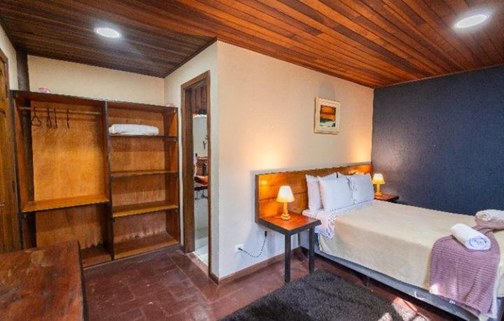 Cama ou camas em um quarto em Pousada Villa Serena