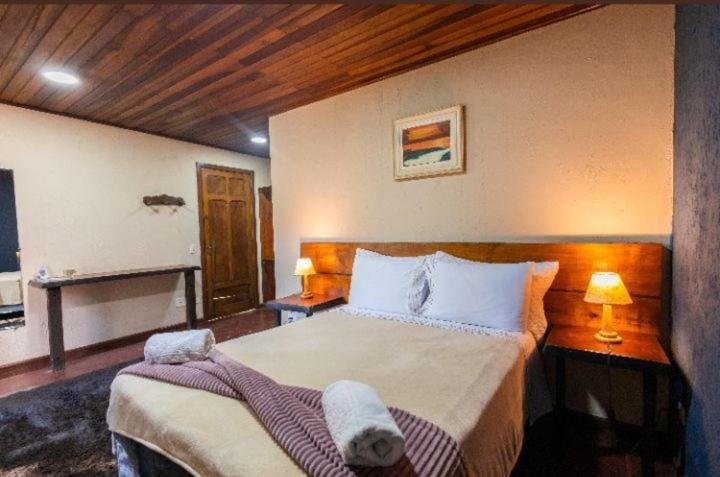 Cama ou camas em um quarto em Pousada Villa Serena