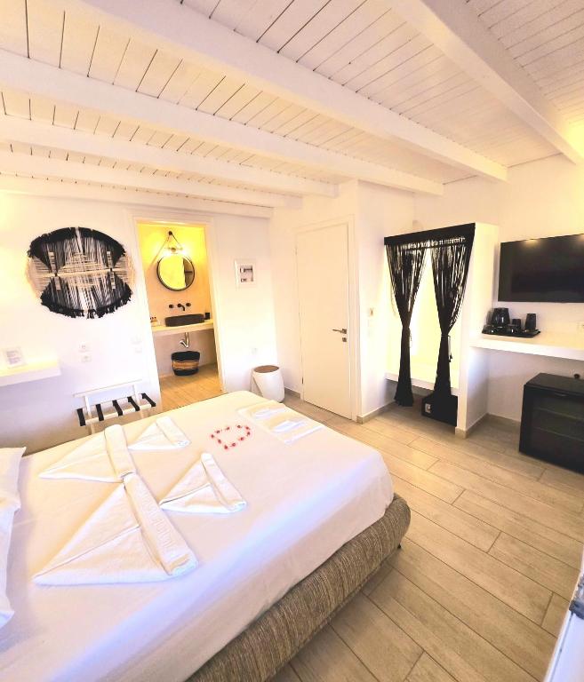 Postel nebo postele na pokoji v ubytování Aphrodite Boutique Hotel