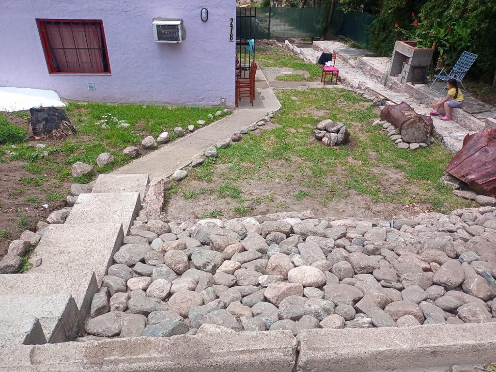 Κήπος έξω από το Departamento Elohim