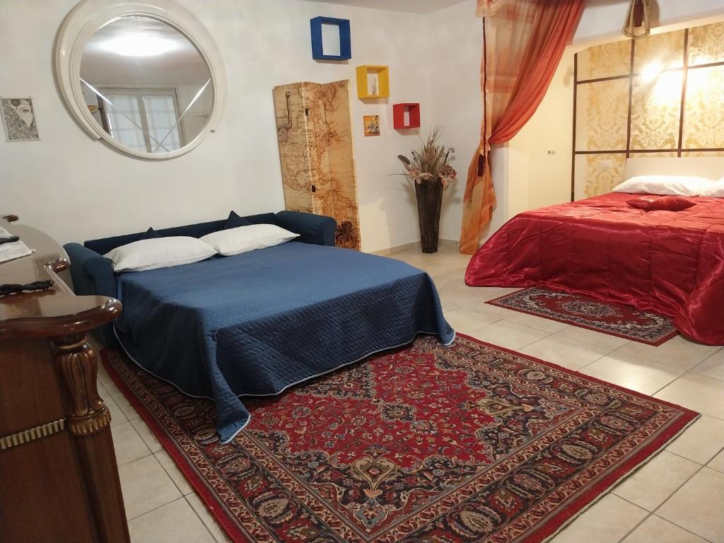 een slaapkamer met 2 bedden, een spiegel en een tapijt bij Casa vacanza La Maison De Losyram Art in Salerno