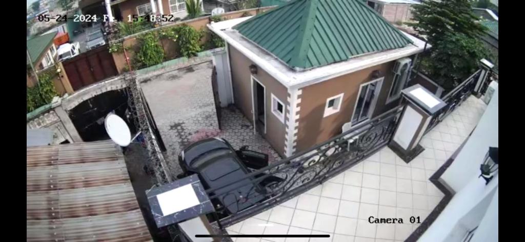 an aerial view of a house with a green roof at Maison avec bar privé in Brazzaville
