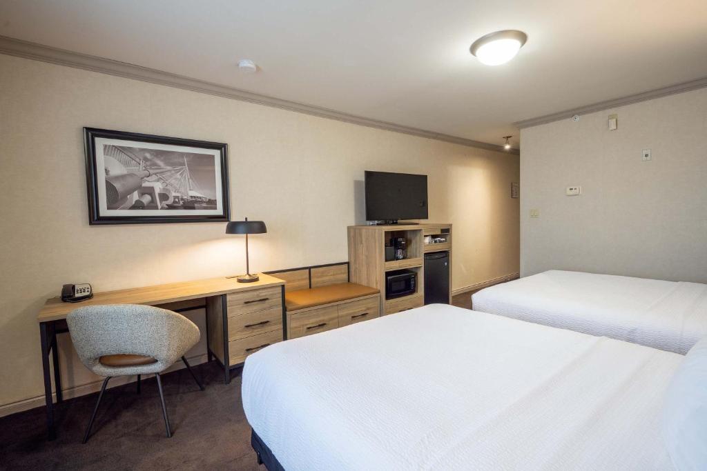 Postel nebo postele na pokoji v ubytování Sandman Hotel & Suites Winnipeg Airport