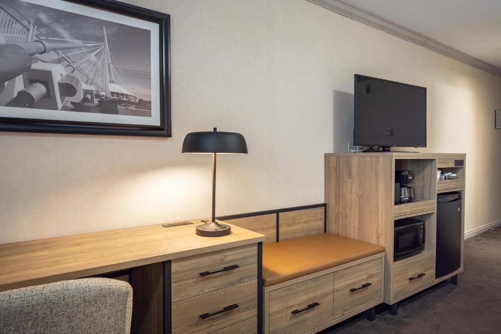 Kuchyň nebo kuchyňský kout v ubytování Sandman Hotel & Suites Winnipeg Airport