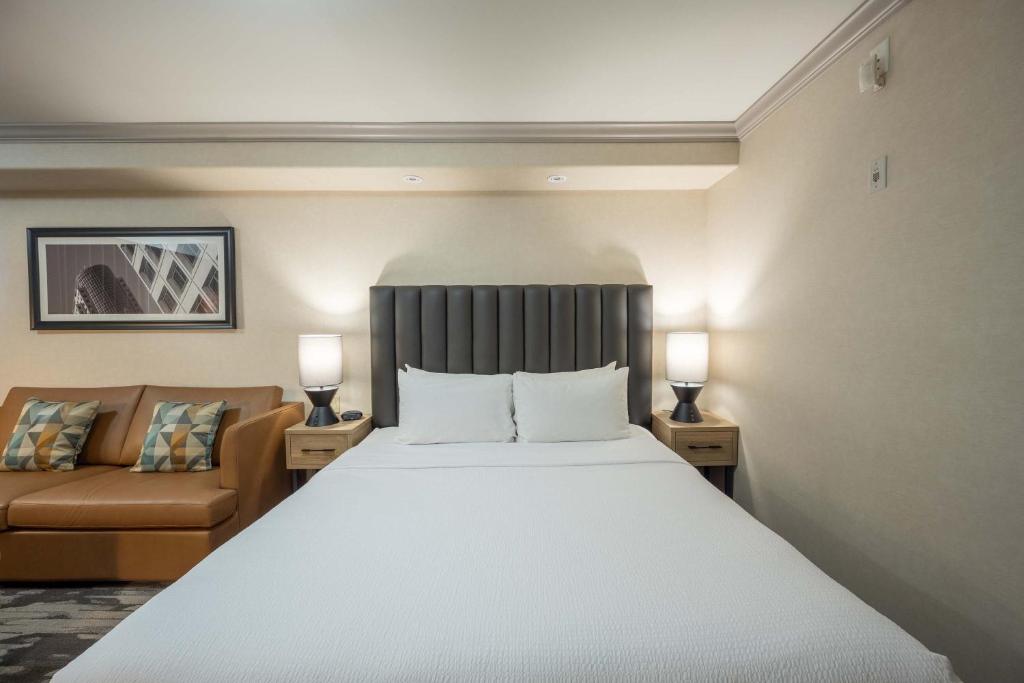 Postel nebo postele na pokoji v ubytování Sandman Hotel & Suites Winnipeg Airport