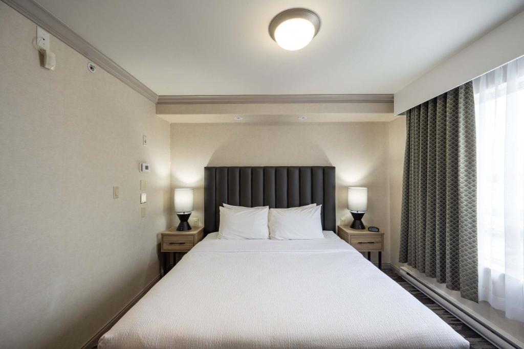 Postel nebo postele na pokoji v ubytování Sandman Hotel & Suites Winnipeg Airport