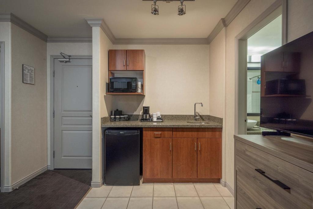 Kuchyň nebo kuchyňský kout v ubytování Sandman Hotel & Suites Winnipeg Airport