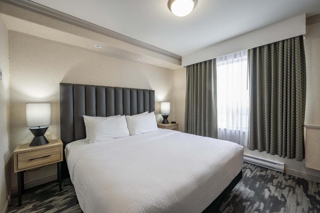 Postel nebo postele na pokoji v ubytování Sandman Hotel & Suites Winnipeg Airport