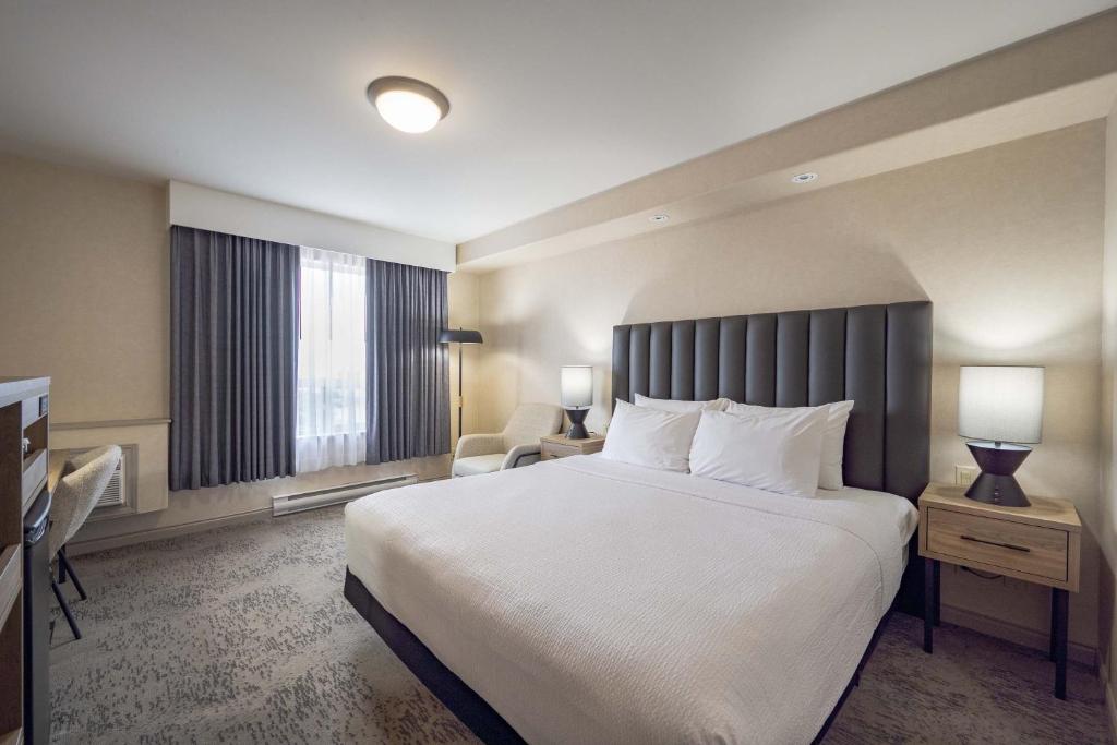 Postel nebo postele na pokoji v ubytování Sandman Hotel & Suites Winnipeg Airport