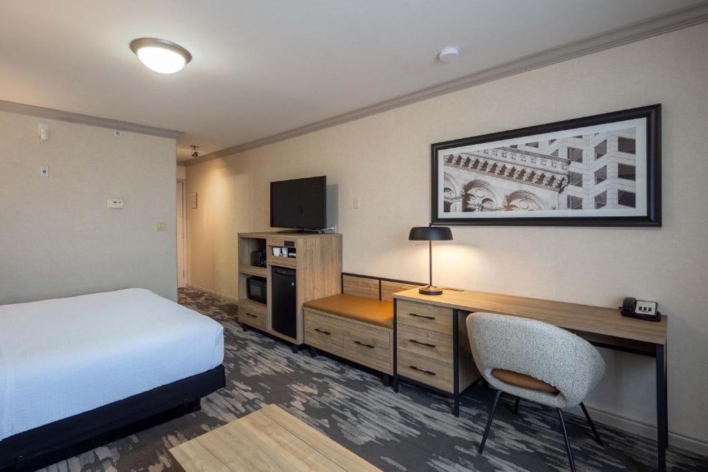 Postel nebo postele na pokoji v ubytování Sandman Hotel & Suites Winnipeg Airport