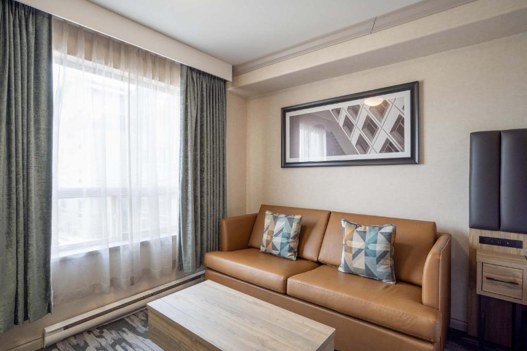 TV a/nebo společenská místnost v ubytování Sandman Hotel & Suites Winnipeg Airport