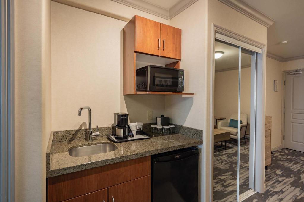 Kuchyň nebo kuchyňský kout v ubytování Sandman Hotel & Suites Winnipeg Airport