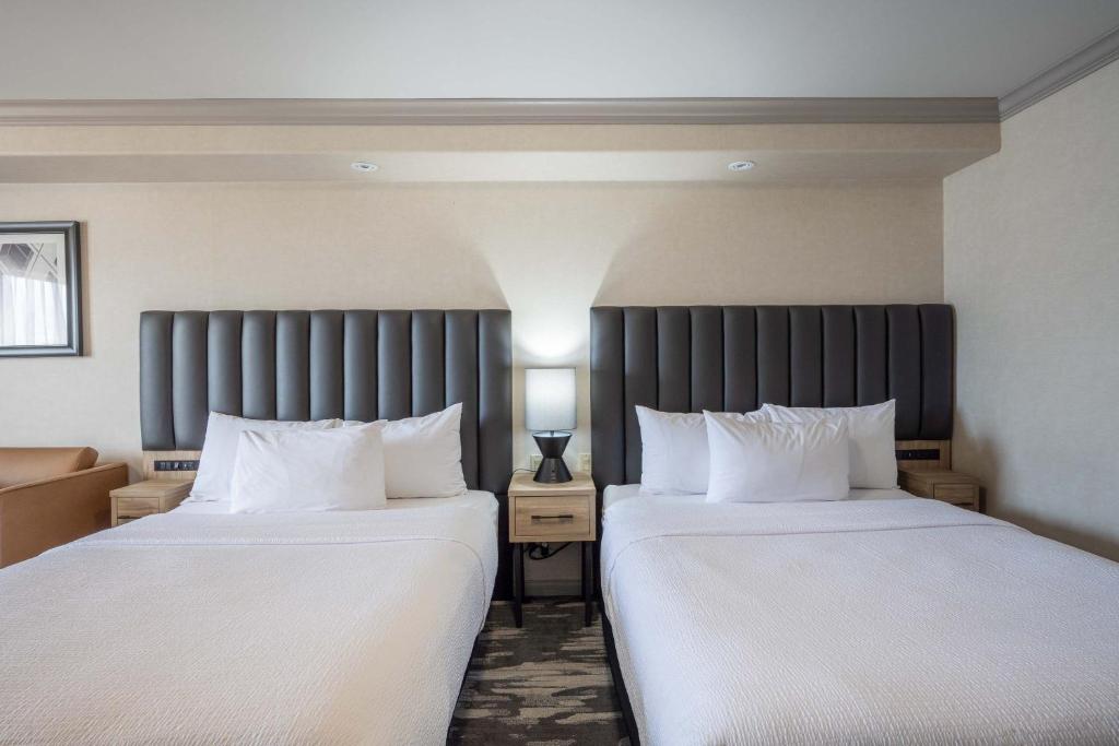 Postel nebo postele na pokoji v ubytování Sandman Hotel & Suites Winnipeg Airport