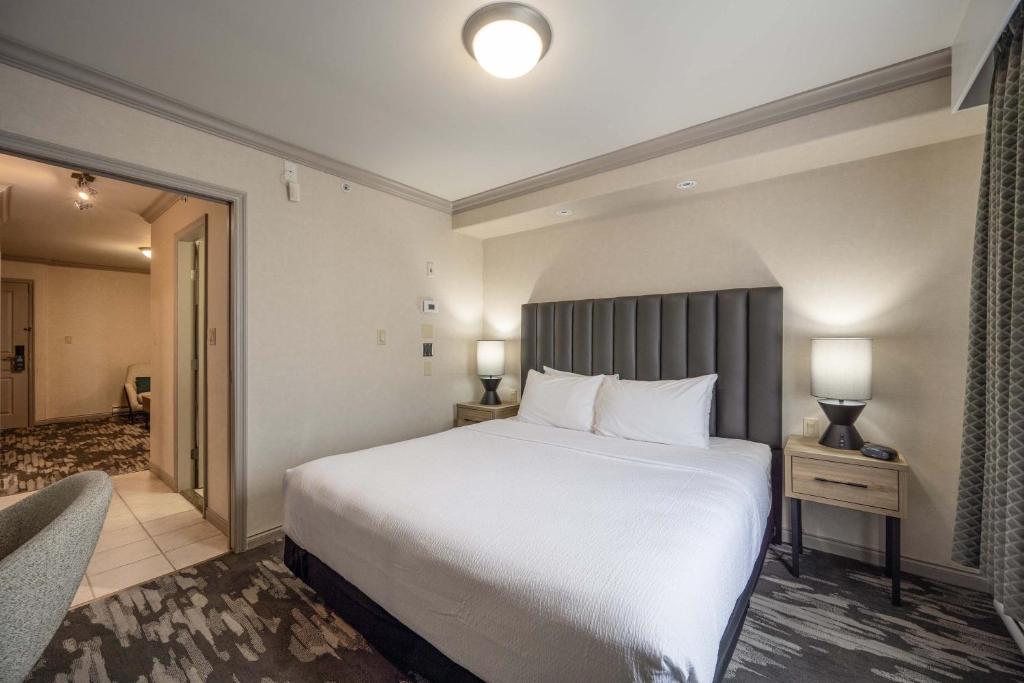 Postel nebo postele na pokoji v ubytování Sandman Hotel & Suites Winnipeg Airport