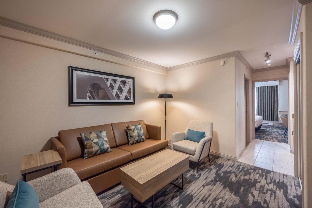 Posezení v ubytování Sandman Hotel & Suites Winnipeg Airport