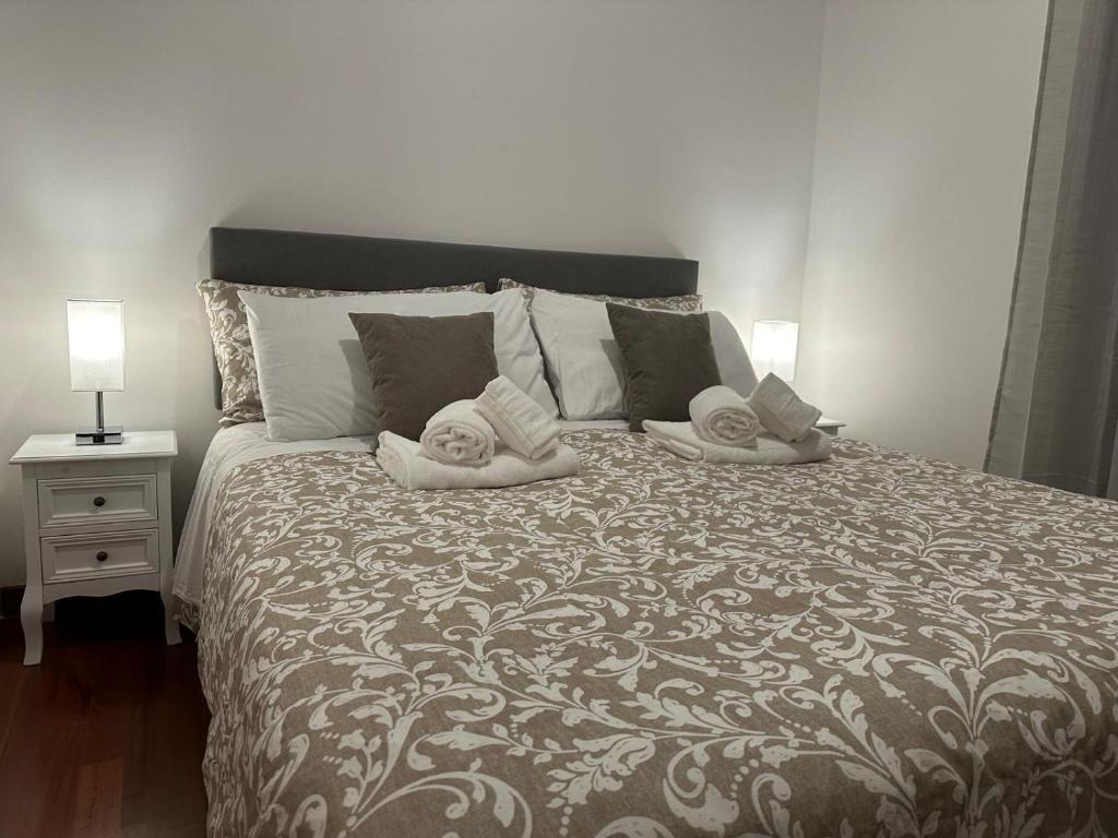una camera da letto con un letto con due asciugamani sopra di L'Attichetto di via Padova a Roma