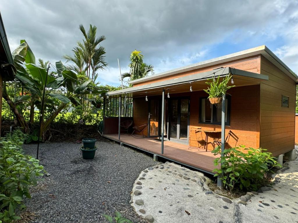 ein Haus mit einer großen Terrasse mit Innenhof in der Unterkunft Bungalows at Residencias Arenal in Fortuna
