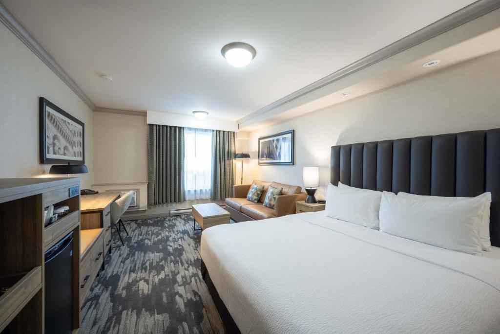 Postel nebo postele na pokoji v ubytování Sandman Hotel & Suites Winnipeg Airport