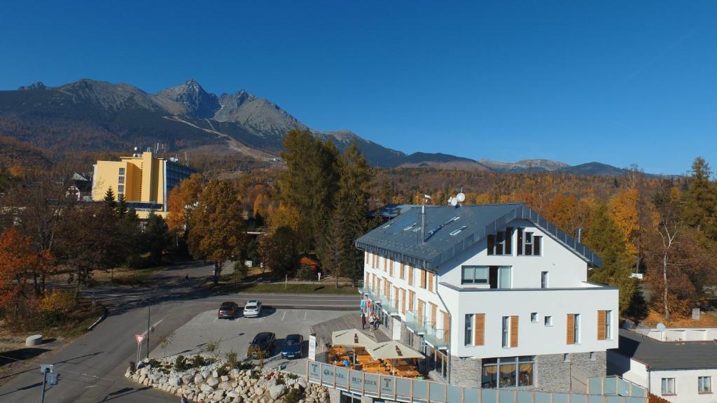 Nespecifikovaný výhled na hory nebo výhled na hory při pohledu z aparthotelu