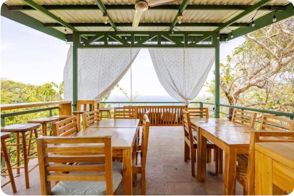 Balkón nebo terasa v ubytování Sunshine Sanctuary Boutique Jungle Lodge