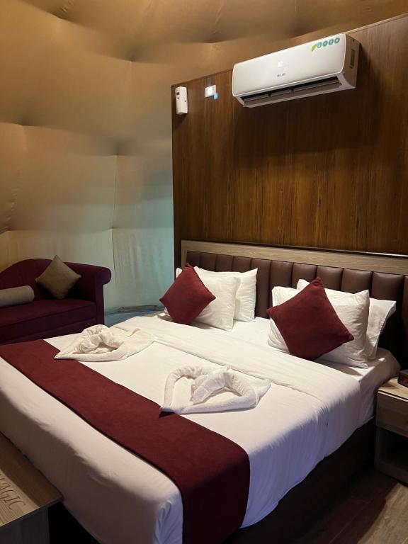 En eller flere senge i et værelse på Bright Stars Camp