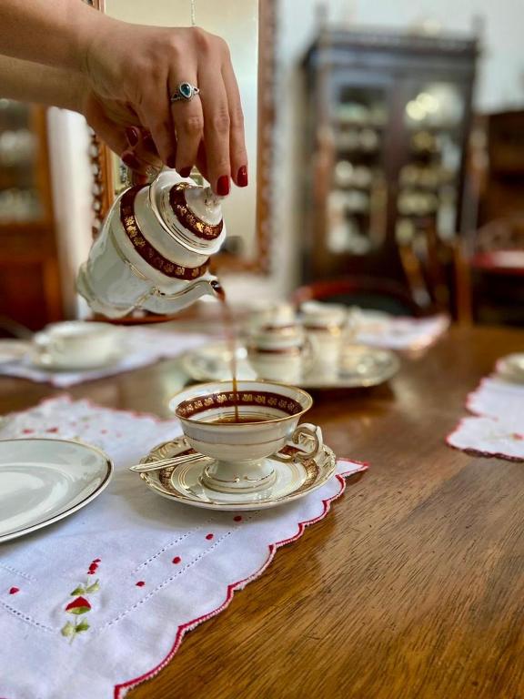 Příslušenství pro přípravu čaje a kávy v ubytování Casarão Coimbra Pousada Colonial