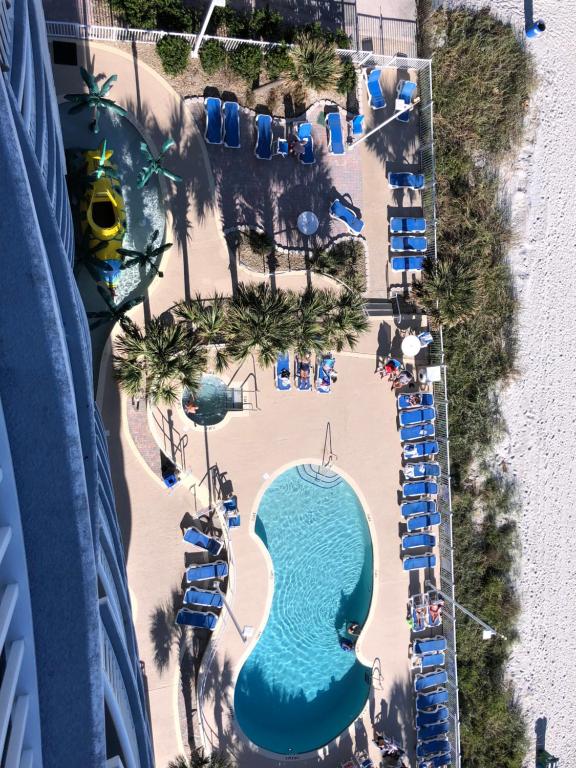 Bazén v ubytování Sandy Beach Resort nebo v jeho okolí