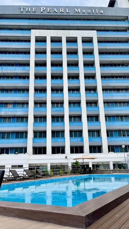Bazén v ubytování Pearl Manila Hotel nebo v jeho okolí