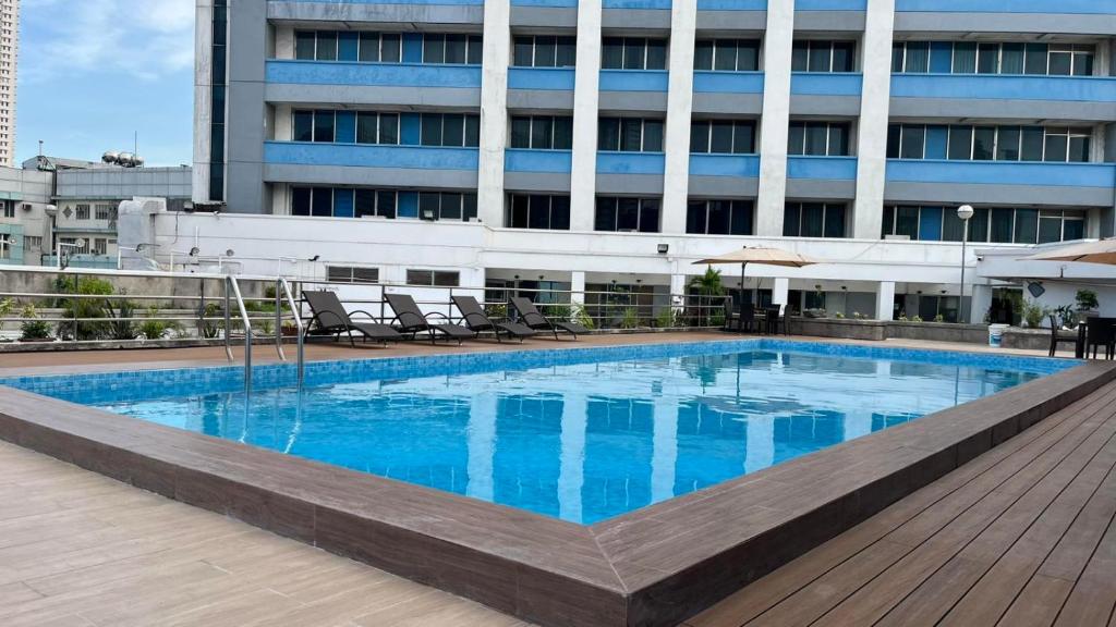 Bazén v ubytování Pearl Manila Hotel nebo v jeho okolí