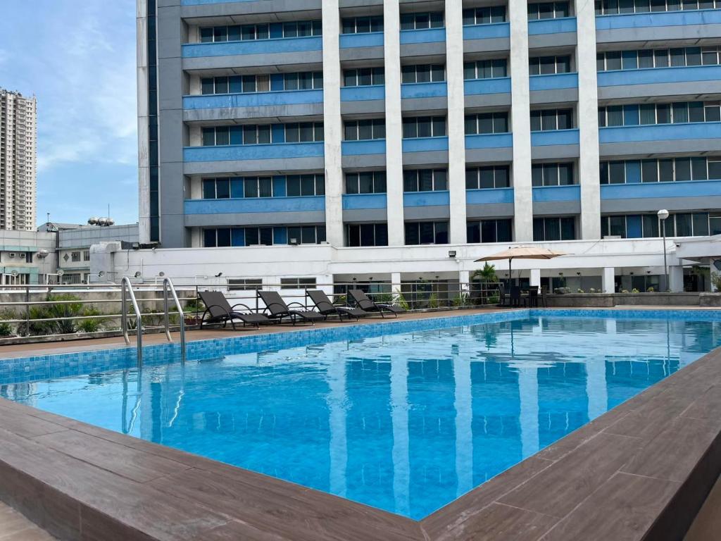 Bazén v ubytování Pearl Manila Hotel nebo v jeho okolí