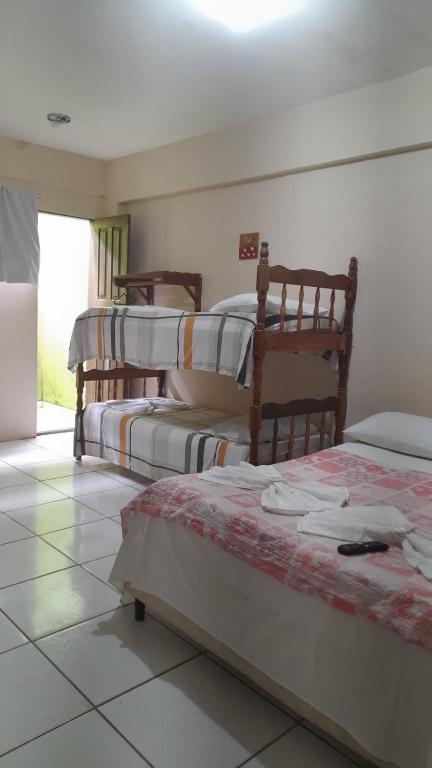 Uma cama ou camas num quarto em Pousada Caravelas