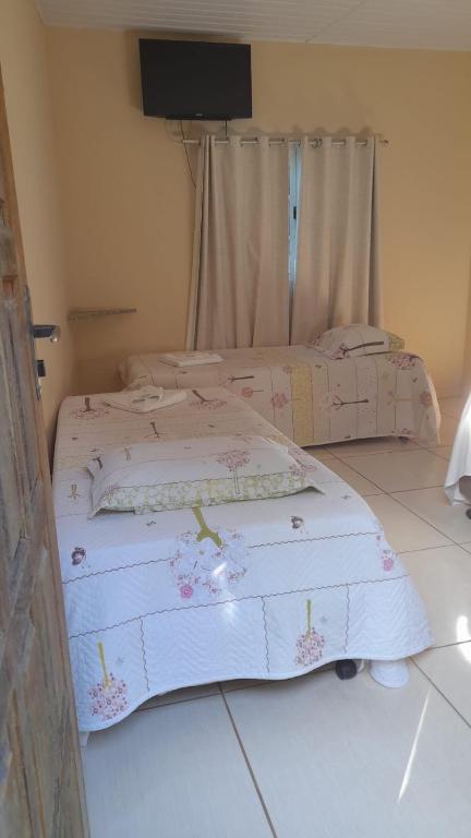 Uma cama ou camas num quarto em Pousada Caravelas