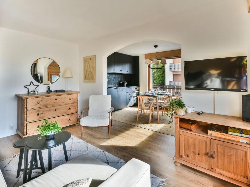 un salon avec un canapé et une table dans l'établissement Confort aux Gets: T2 avec balcons, ski et parking - FR-1-685-83, aux Gets