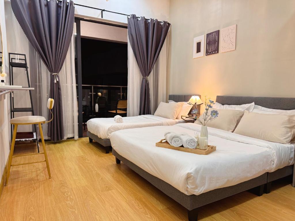 Postel nebo postele na pokoji v ubytování Wind Serenity at Country Garden Danga Bay with 2CarParks FOC Netflix Access and YouTube Premium 3Beds3Bath for 6-13pax by Minshuku