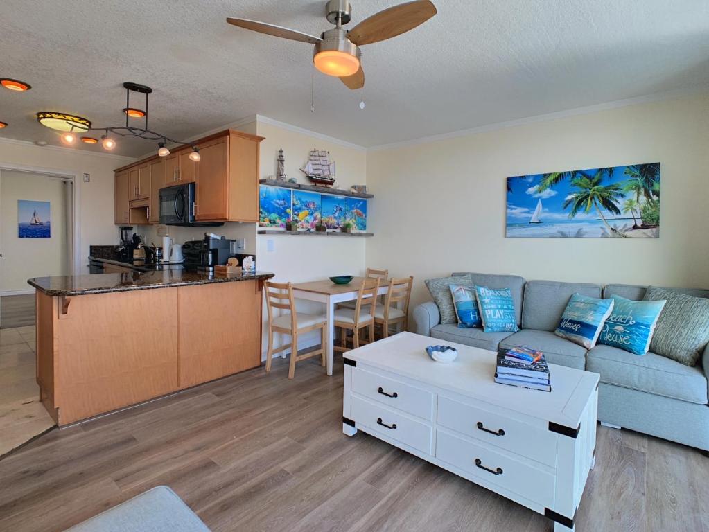 Η κουζίνα ή μικρή κουζίνα στο Ocean, Bay, Downtown, and City view Condo, Few steps from the ocean