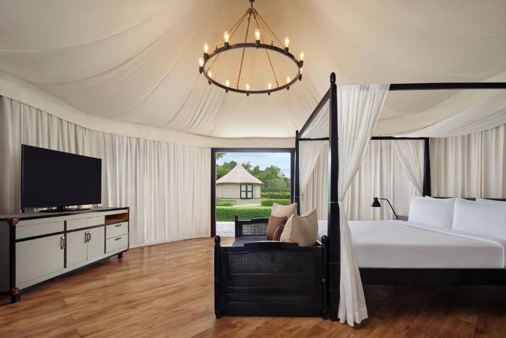 Postel nebo postele na pokoji v ubytování Natra Bintan, a Tribute Portfolio Resort